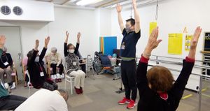 運動する人々の集合場面