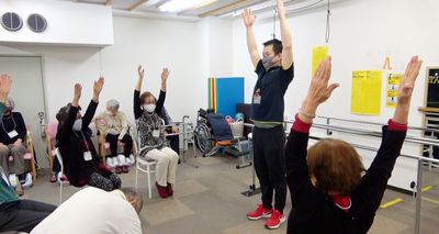 運動する人々の集合場面