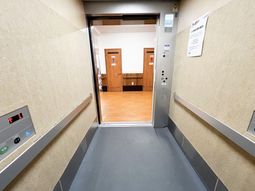 安全で広い通路のエレベーター