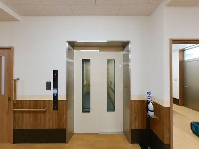 広い廊下のエレベーター