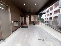 エントランスへの通路