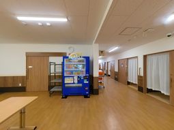 明るい通路と自動販売機