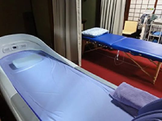 機能訓練室の施術台  