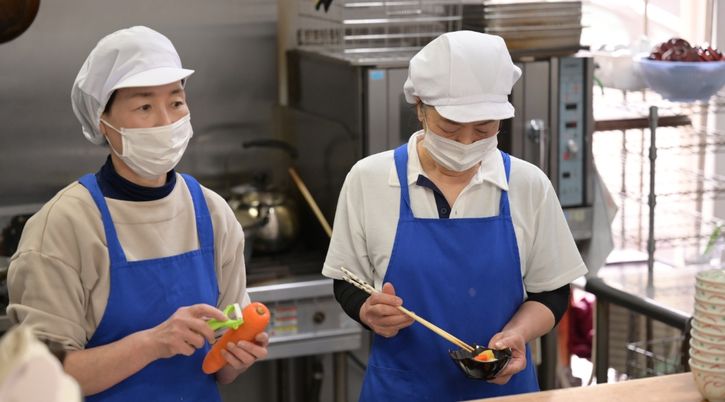 料理準備中のキッチン