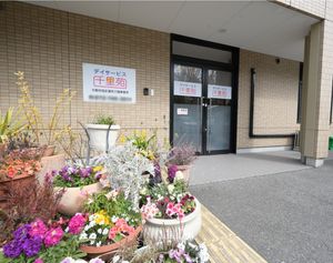 花が飾られたエントランス