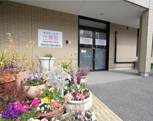 花が飾られたエントランス