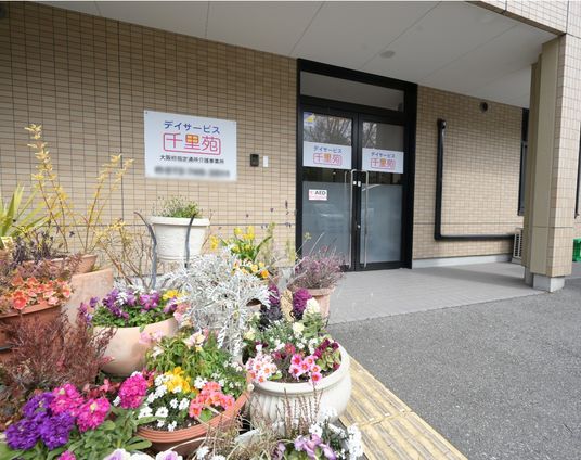 花が飾られたエントランス