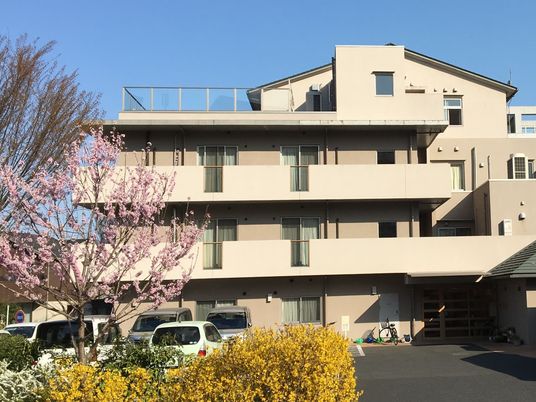 花木に囲まれた外観  
