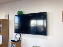 テレビが設置された壁面