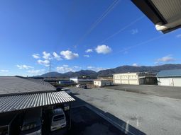 山に囲まれた屋外