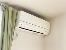 白いエアコンの部屋
