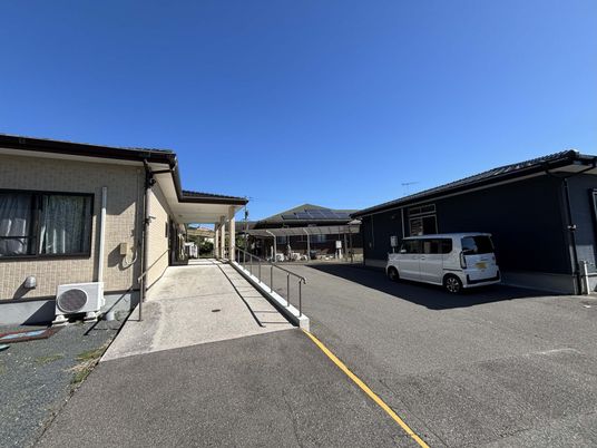 広い駐車場と建物