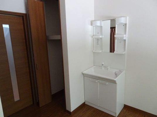 笑顔のスタッフが高齢者を介助