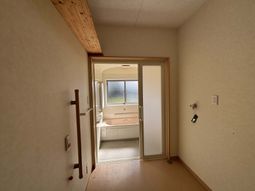 自然光が入る浴室