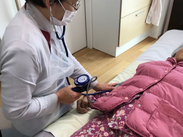 看護師がケアする居室 居室 看護師が体調確認を行う穏やかな居室です。ケアを受ける方も安心できる環境が整っています。