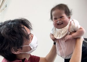 笑顔の子どもを抱える様子