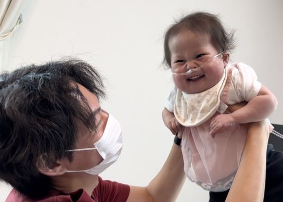 笑顔の子どもを抱える様子