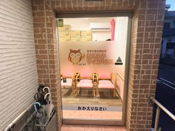 明るい椅子が並ぶエントランス