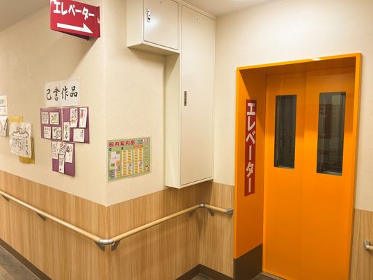 明るい廊下とエレベーター