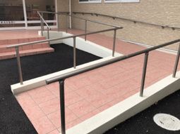 手すり付き階段のアプローチ