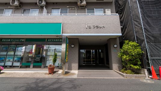 入口が広々とした外観