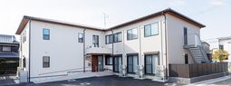 明るい雰囲気の施設外観