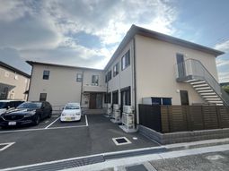 駐車場のある外観