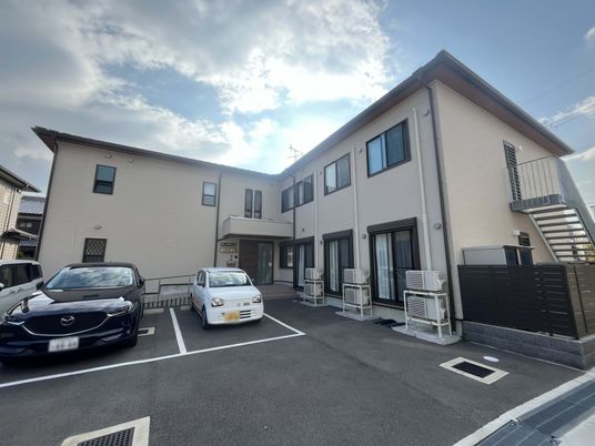 駐車場付きの建物外観
