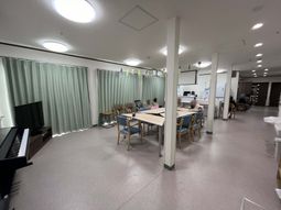 明るい共用リビング