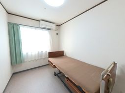明るい個室の居室