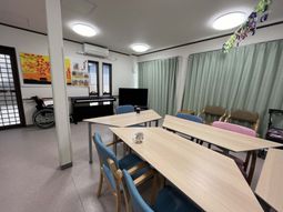 広々とした部屋の様子