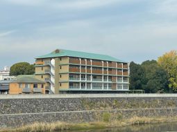 川沿いの建物外観