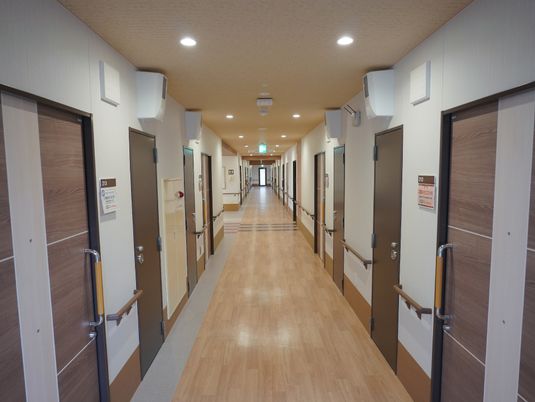 清潔感のある施設の廊下