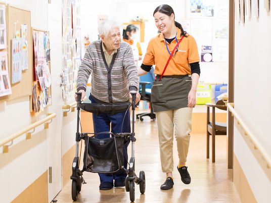 スタッフが支援する廊下