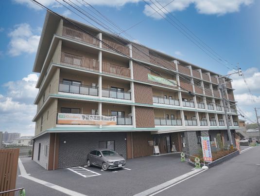 明るい外観の建物