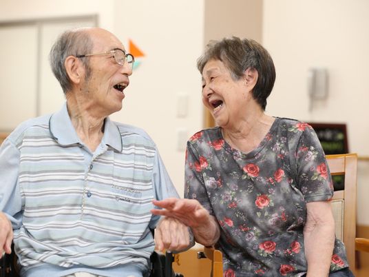 楽しそうな高齢者との交流