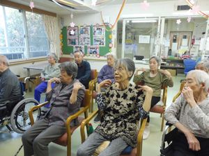 多くの利用者が体操する様子