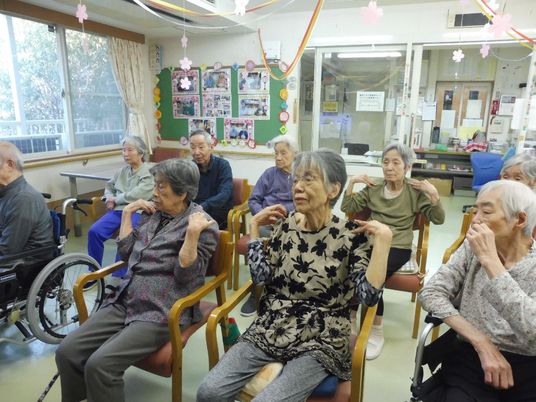 多くの利用者が体操する様子