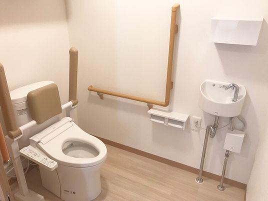バリアフリー設計のトイレ