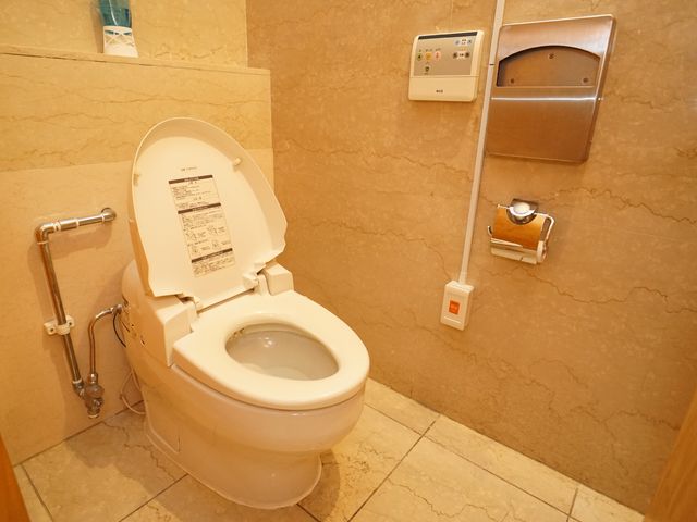 バリアフリートイレ設備 トイレ 安全に配慮されたトイレ設備です。手すりや緊急コールがあり、利用しやすい環境が整っています。
