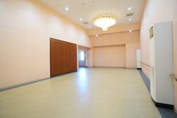 広々とした明るい多目的室