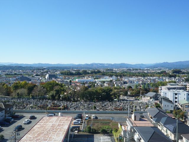 眺望が広がる居室 景色 窓からは青空と街並みが一望でき、清々しい日々を過ごせる環境が整っています。自然光がたっぷりと入る部屋で、心地よい時間をお過ごしいただけます。