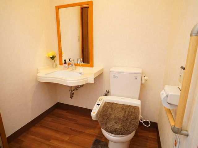 快適なトイレスペース トイレ 清潔感のあるトイレは手すりや温水洗浄便座が備わり、利用者の安心と快適さをサポートしています。