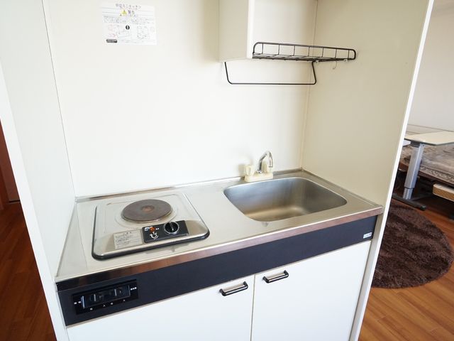 シンプルなミニキッチン 居室 各居室に設けられたミニキッチンでは、お茶を淹れたり簡単な料理を楽しむことができます。清潔感ある空間で快適にお過ごしいただける設計です。