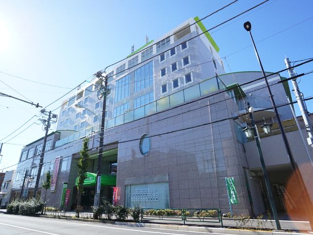 モダンな建物の外観 外観 洗練されたデザインの外壁が特徴の建物です。このような光り輝く環境での仕事をご検討ください。