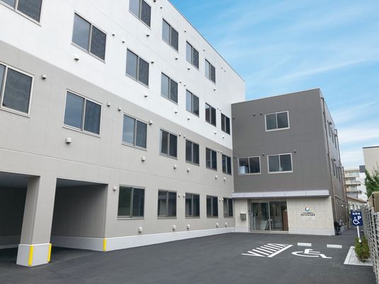 白とグレーの建物外観