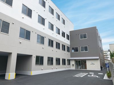 白とグレーの建物外観