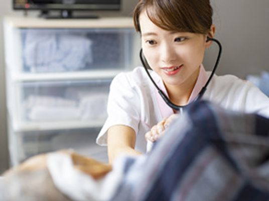 看護師がケアを行う場面
