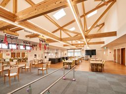 木目調のモダンな多目的室