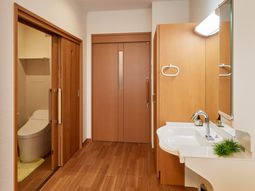清潔な居室内トイレと洗面台